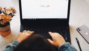 Femme tapant sur Google
